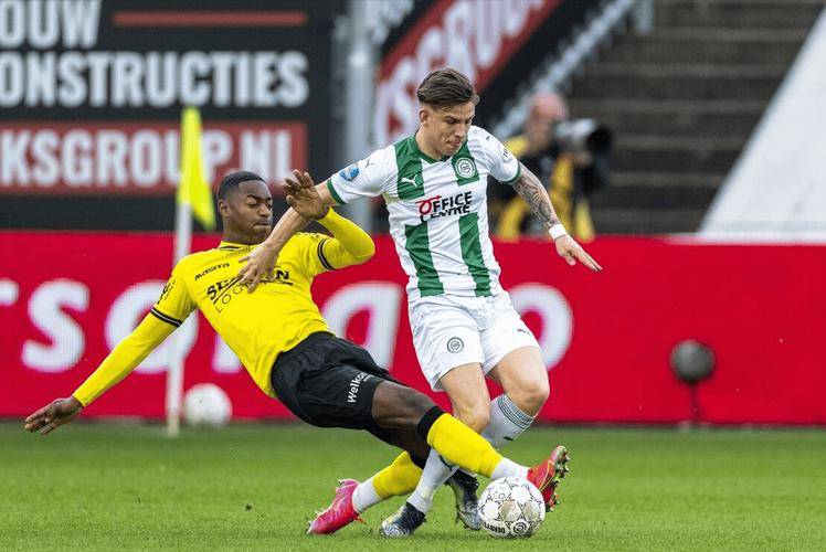 坐在一旁 坐在一旁