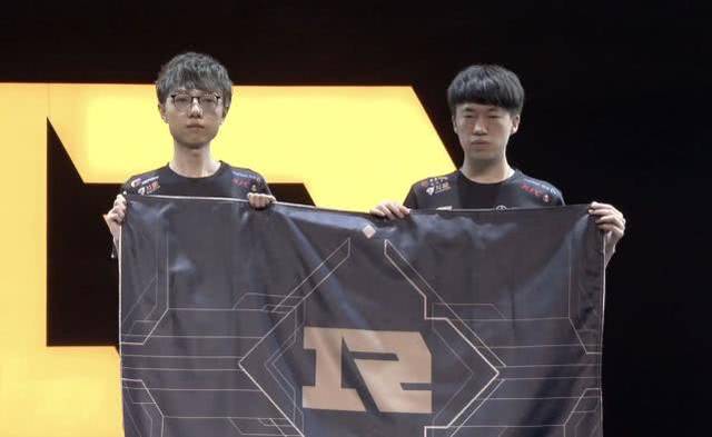 并在比赛中 并在比赛中